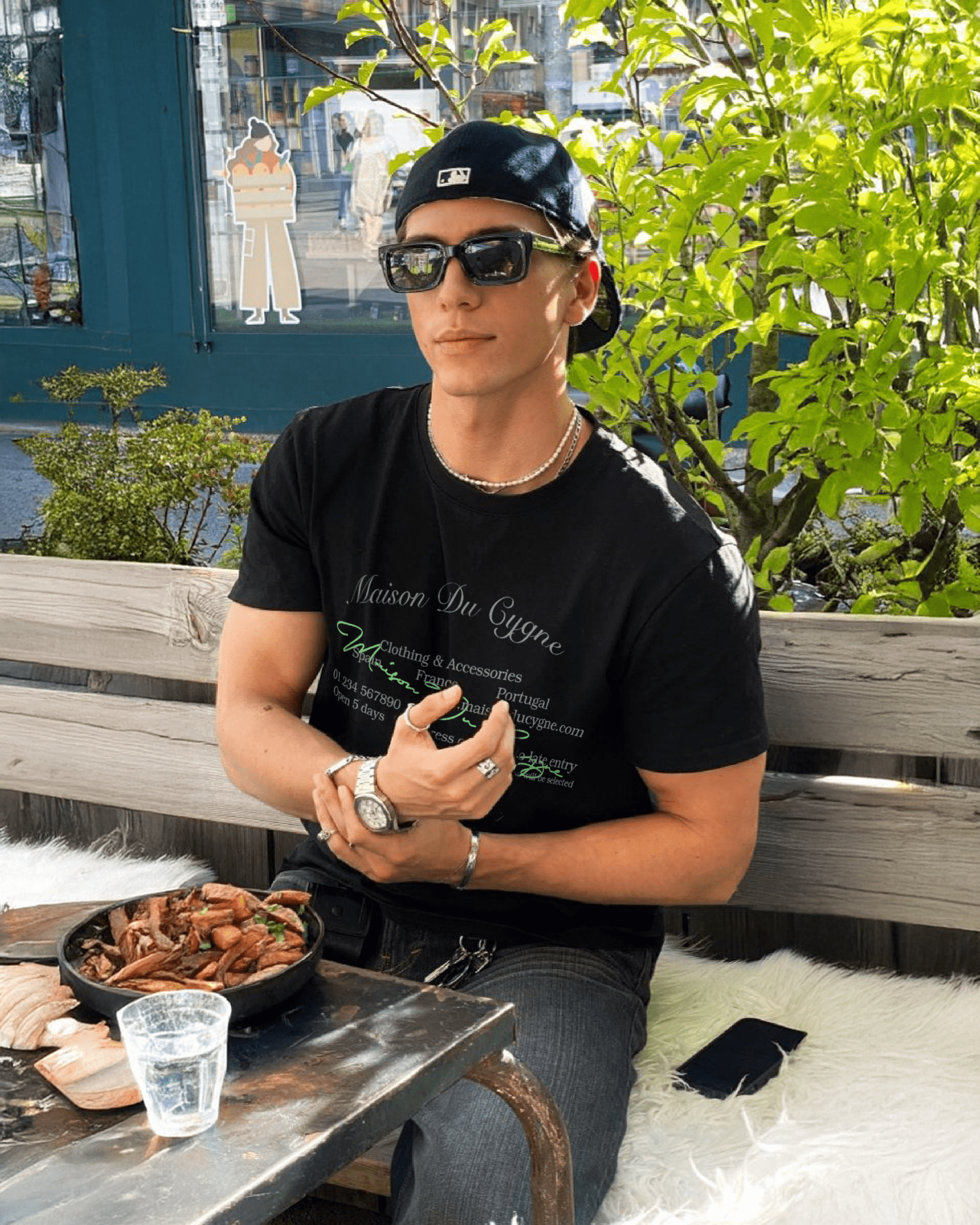 Essentials Tee - Maison Du Cygne