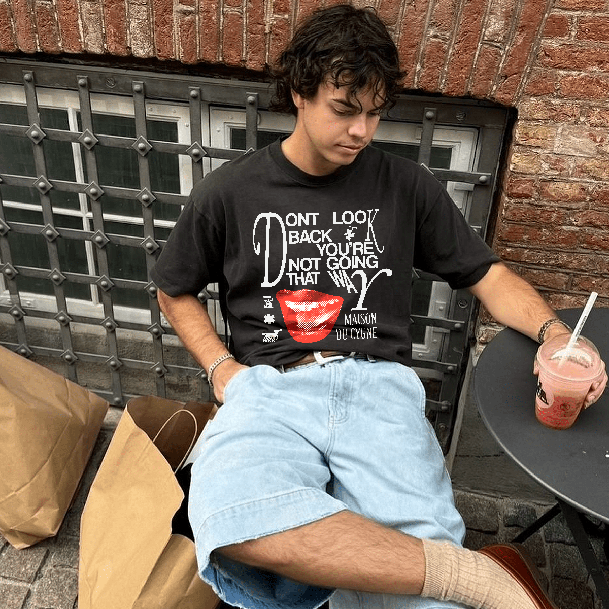 Don't Look Back Tee - Maison Du Cygne