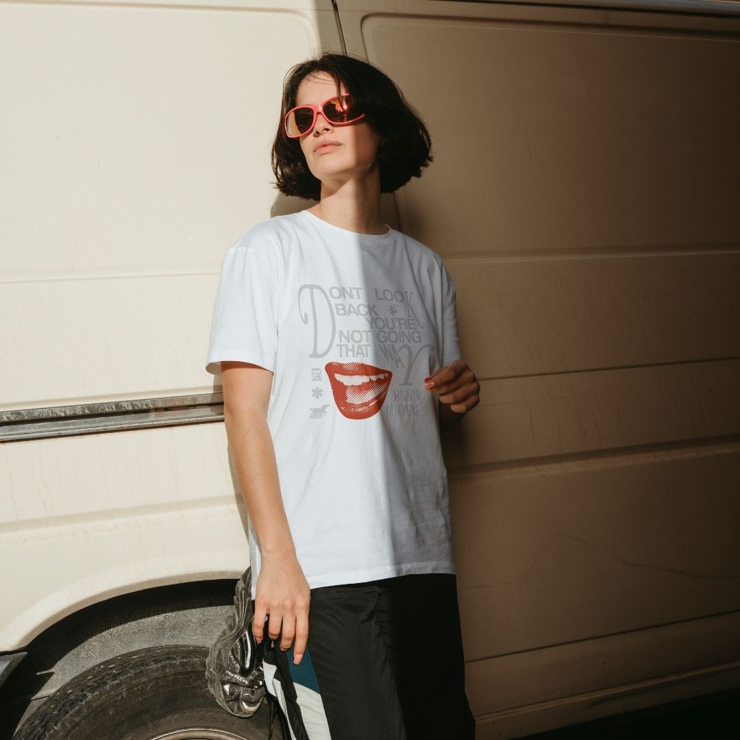 Don't Look Back Tee - Maison Du Cygne
